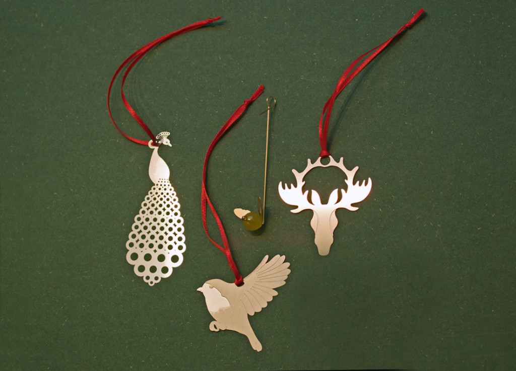 LODs etsade juldekorationer finns i nysilver, stål, koppar, mässing och brons.